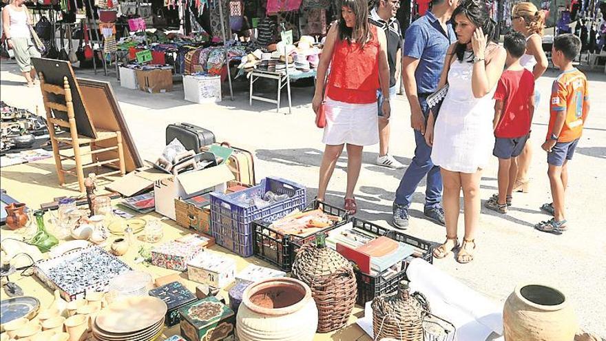 Abren el mercado de la playa con los 50 puestos cubiertos