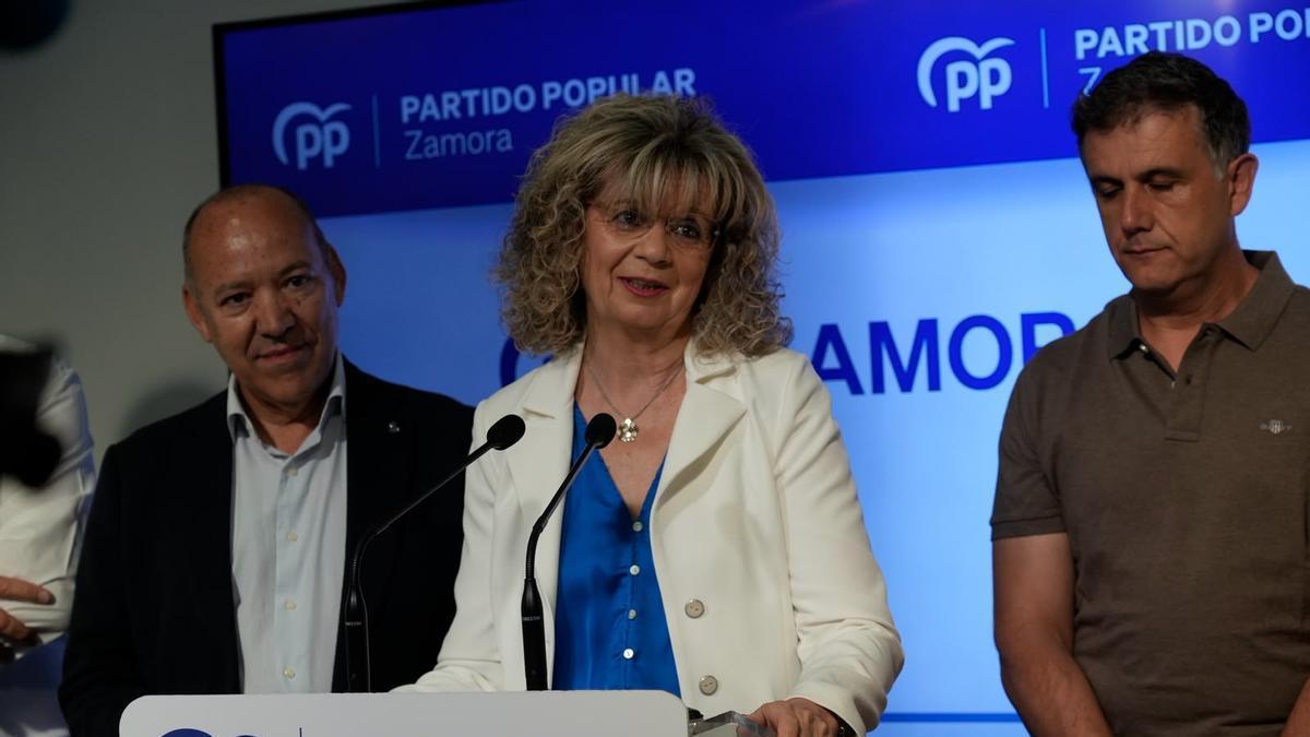 La candidata del PP a la Alcaldía de Zamora, Elvira Velasco, junto al presidente provincial de su partido, José María Barrios (izquierda), y el presidente del Comité Electoral, Ramiro Silva.
