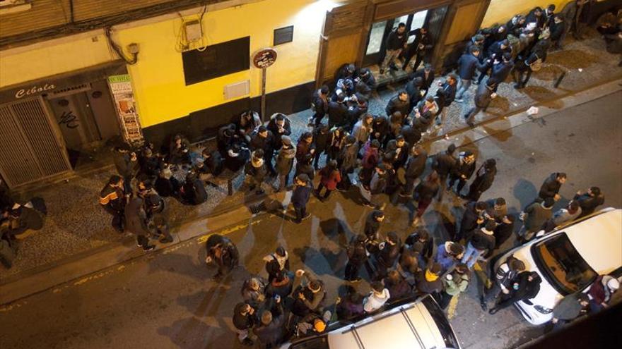 El juez ratifica el cierre de un bar del Rollo por dejar sacar bebidas