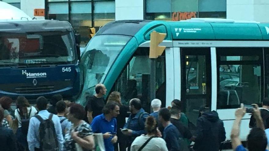 El TRAM de Barcelona xoca contra un camió i descarrila