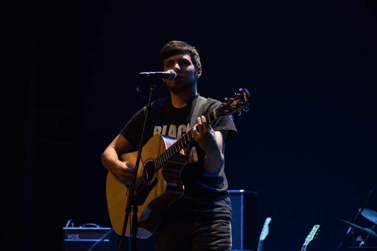 Yan Ficker, amb la seva guitarra, instrument que sempre l’acompanya.