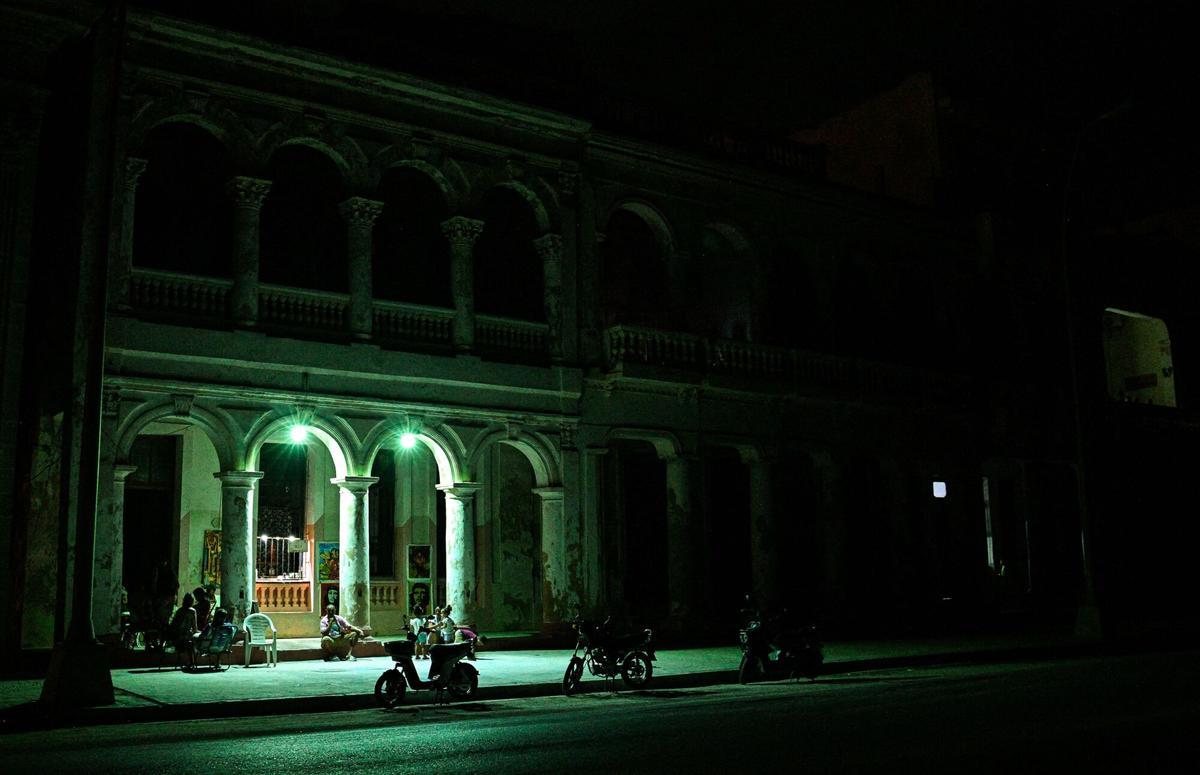Una casa de La Habana iluminada en pleno apagón en la isla, este lunes.