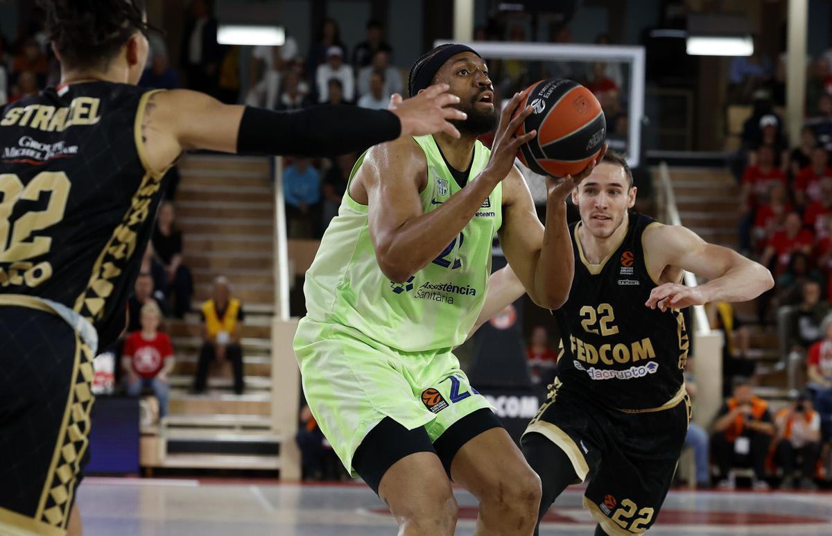 Jabari Parker, entre Strazel y Tarpey.