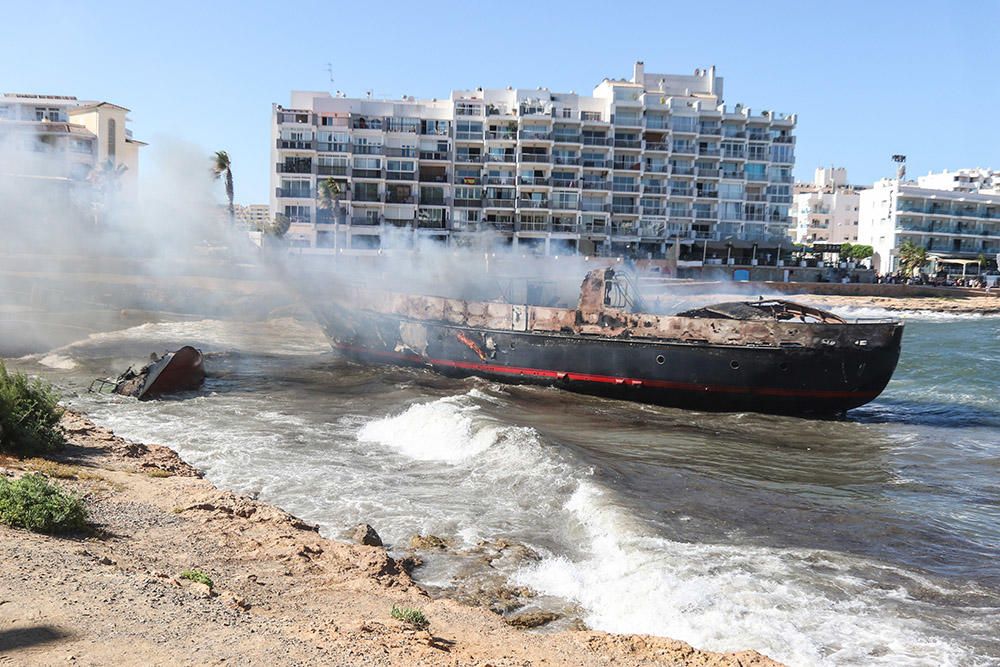 Arden dos barcos enfrente de la costa de Ibiza