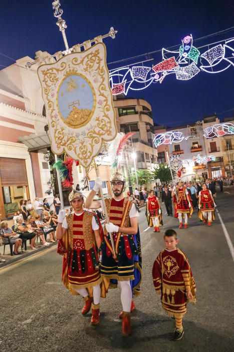 Los Armaos guían en Orihuela a la Virgen de Monserrate