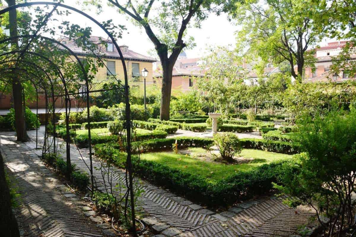El jardín estaba vinculado al palacio situado junto a él y servía como lugar de recreo privado para sus propietarios