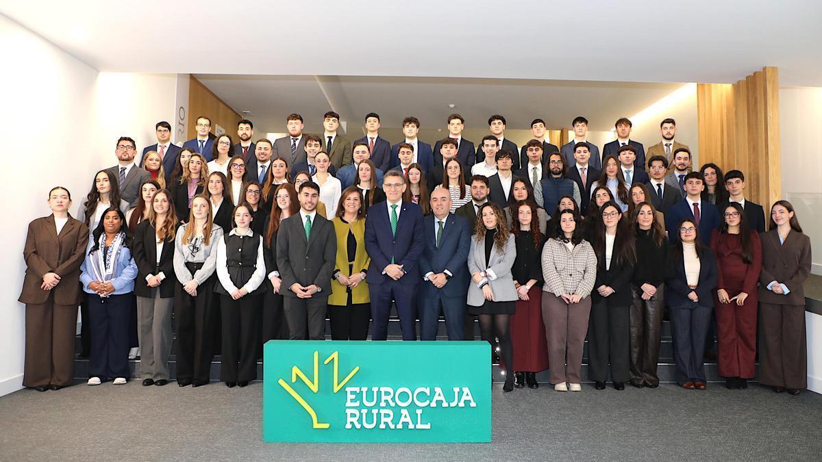 Foto de familia del acto de bienvenida de los estudiantes universitarios en prácticas.