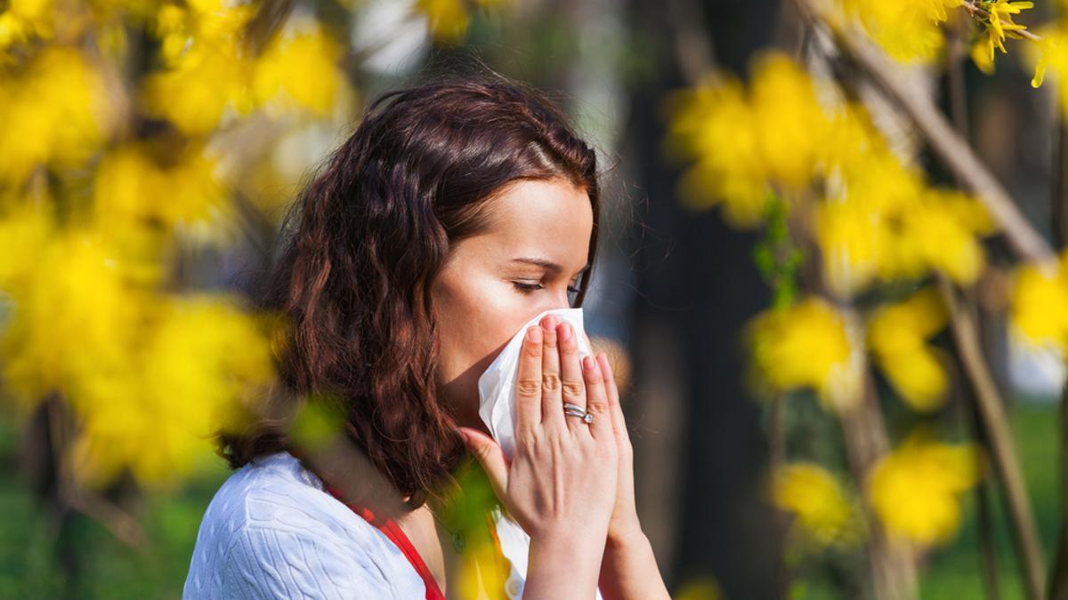 Una joven sufre alergia.