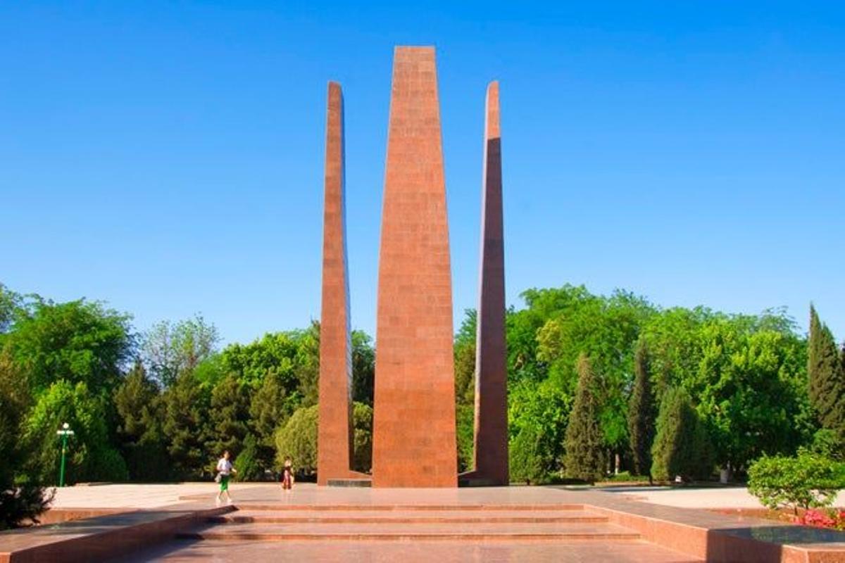 Monumento a los veteranos de la II Guerra Mundial en Asjabad