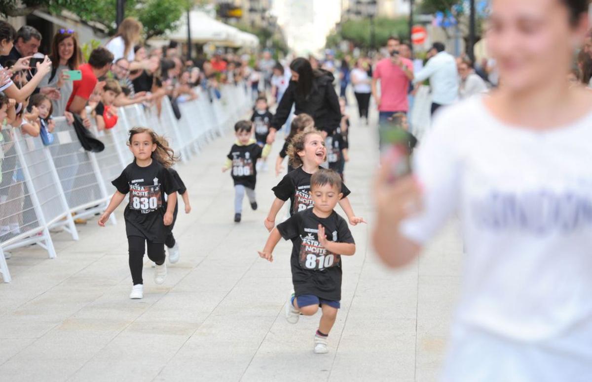Los “pitufos”, disfrutando del reto 
de llegar a meta.   | // BERNABÉ/JAVIER LALÍN