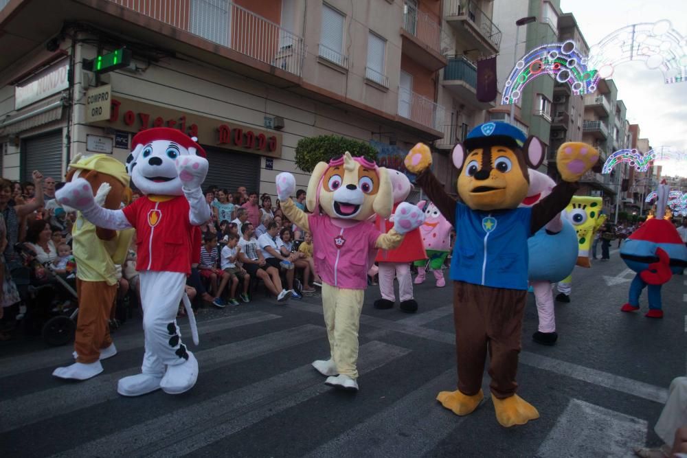 Desfile colorido de las comisiones en Elche