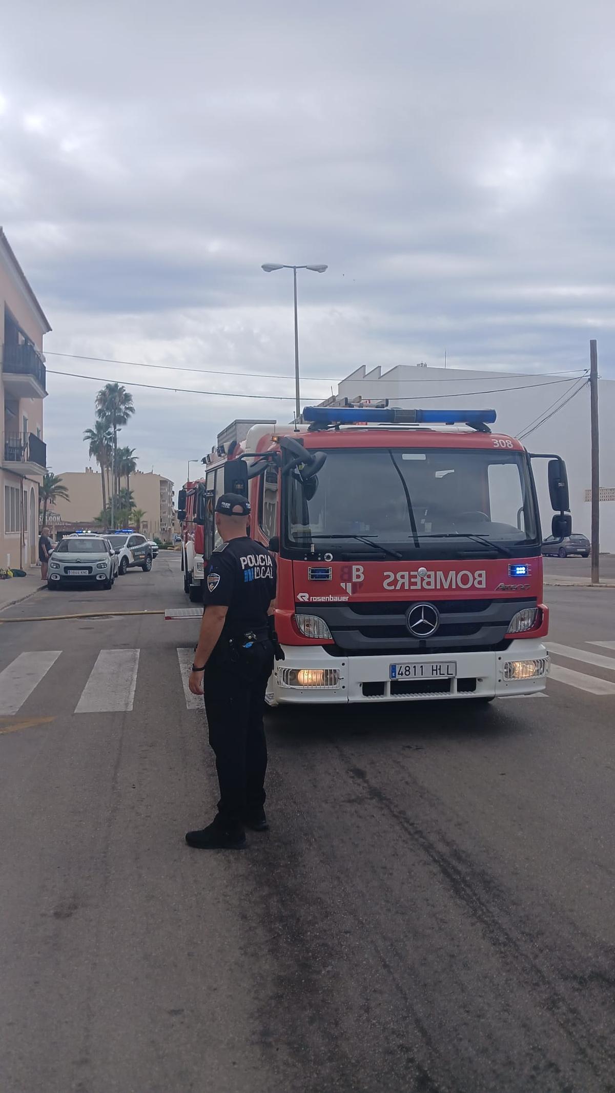 Policía Local y Bombers, en el incendio de Llucmajor.