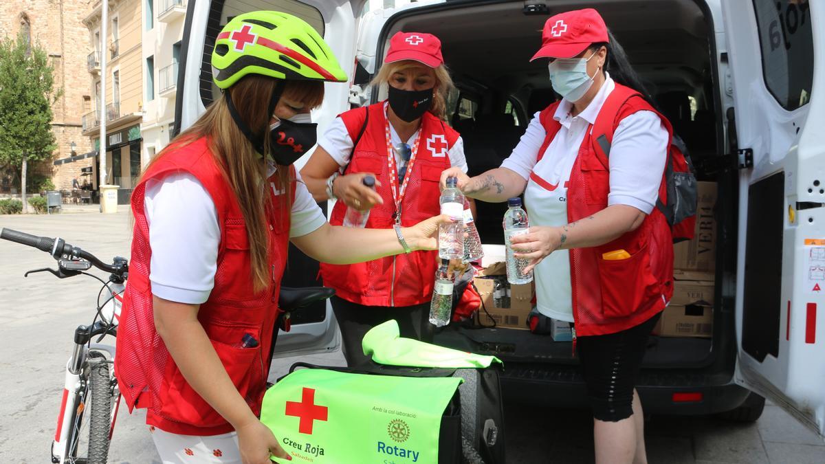 Voluntarios de Cruz Roja Sabadell durante la ola de calor el pasado sábado 14 de agosto 2021