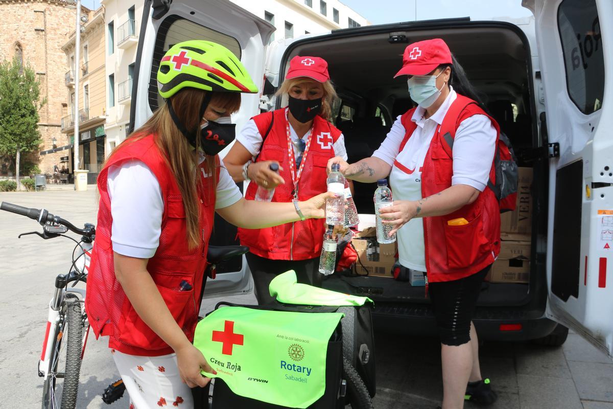 Creu Roja reparteix 400 ampolles d’aigua en tres hores entre els vianants de Sabadell