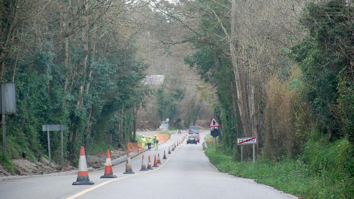 Obras en la AS-379 a la altura de Celoriu (Llanes), en una imagen delpasado mes de enero.