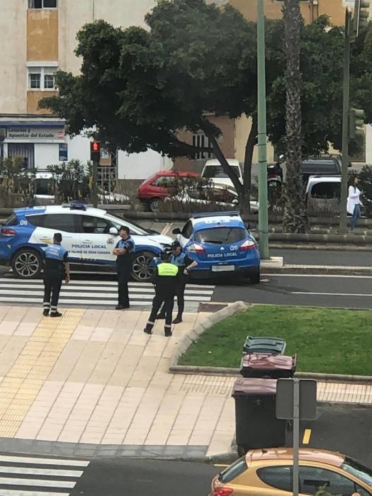 Dos coches de la Policía Local colisionan al tratar de parar un taxi 'pirata'