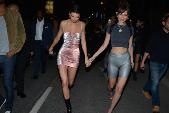 Kendall Jenner y Bella Hadid con looks metalizados de fiesta por Cannes