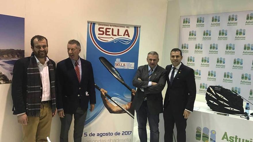 Iván Allende (alcalde de Piloña), Juan Manuel Feliz (presidente del Codis), Emilio Longo (alcalde de Parres) y José Manuel González (alcalde de Cangas de Onís), en la presentación del Descenso del Sella.