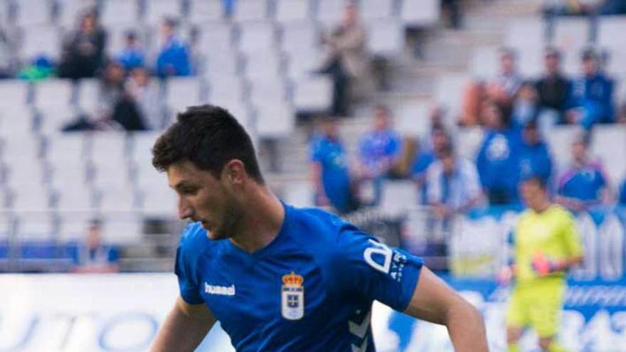 Borja Valle, con el balón, durante el partido ante el Nàstic.