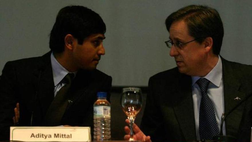 Aditya Mittal, jefe de Arcelor-Mittal en Europa, junto a José Manuel Arias, en La Granda, en 2008.