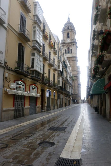 Más de un mes de confinamiento domiciliario y Málaga sigue repitiendo la estampa de las últimas semanas. Calles vacías, comercios cerrados, apenas personas por la calle, siempre con mascarilla, y la poca actividad que se aprecia en un control policial en pleno Paseo de los Curas...