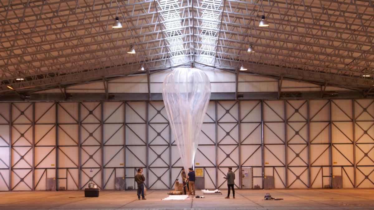 Operarios de B2Space comprueban la fiabilidad de uno de sus globos en su sede de Newport.