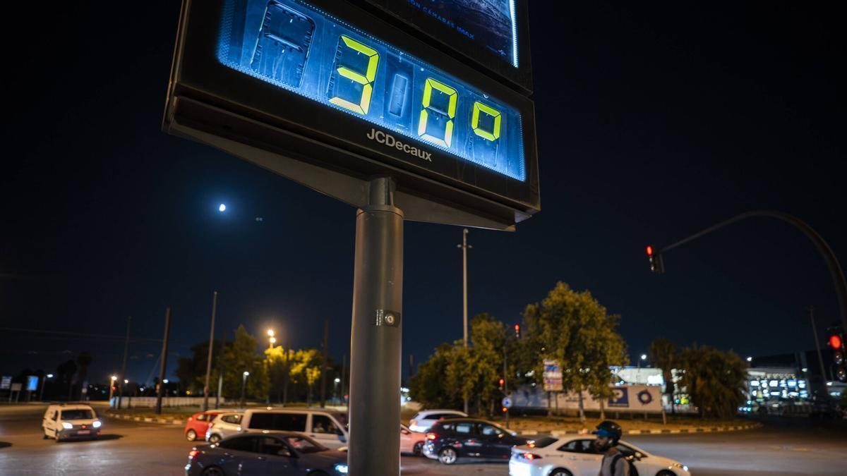 Termómetro superando los 30 grados en València en plena noche.