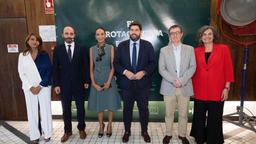 López Miras y Valle Miguélez posan con los representantes de las universidades.  | CARM