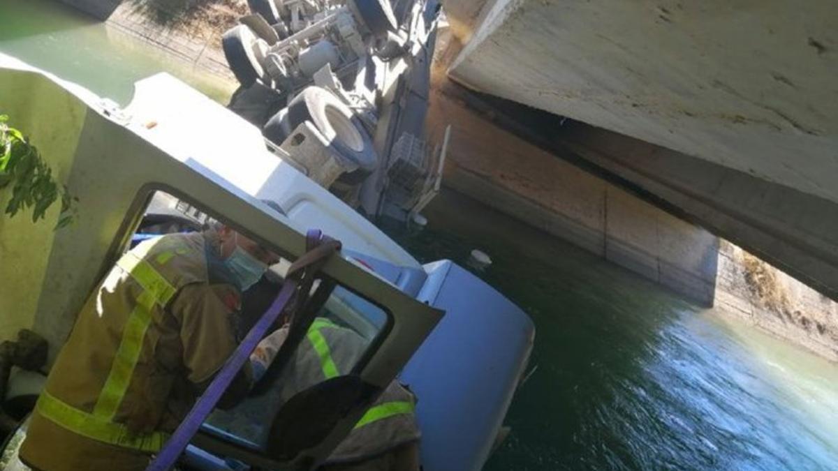 Espectacular rescate de un camionero en un canal de Lleida