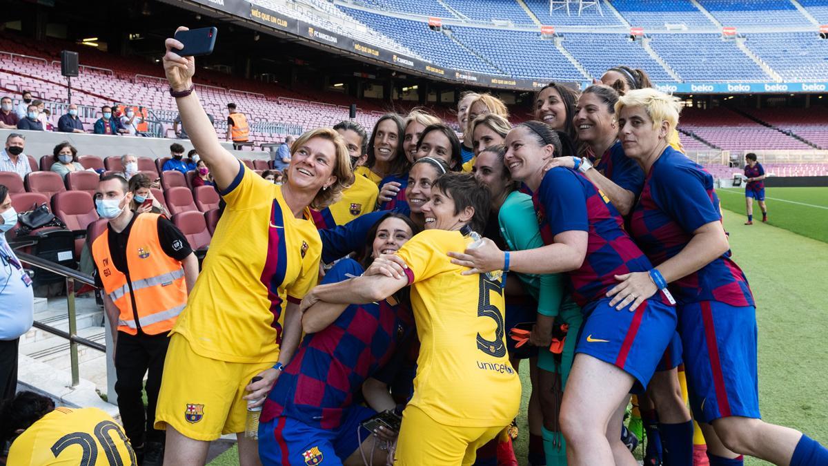 Las componentes de los equipos femeninos del FC Barcelona que actuaron en el Camp Nou