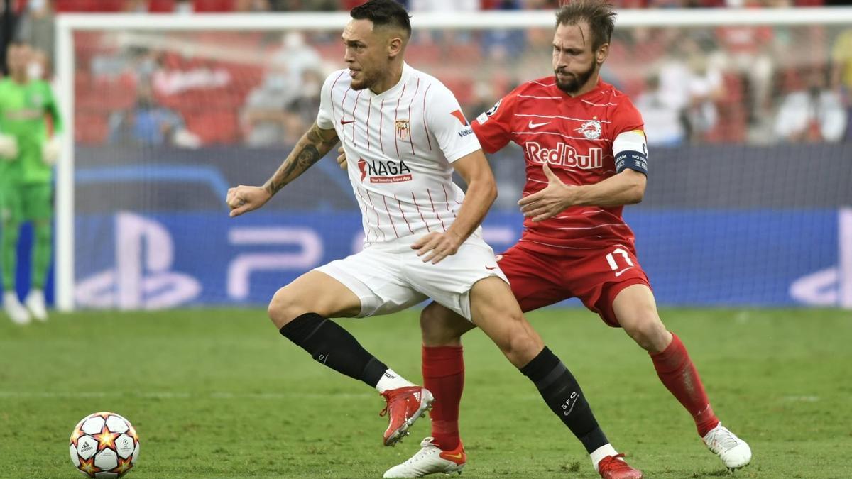 Ocampos controla un balón ante el Salzburgo