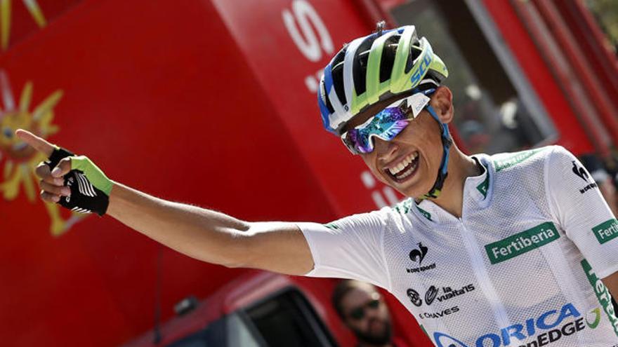 Esteban Chaves celebra su victoria de etapa ayer en Jaén.