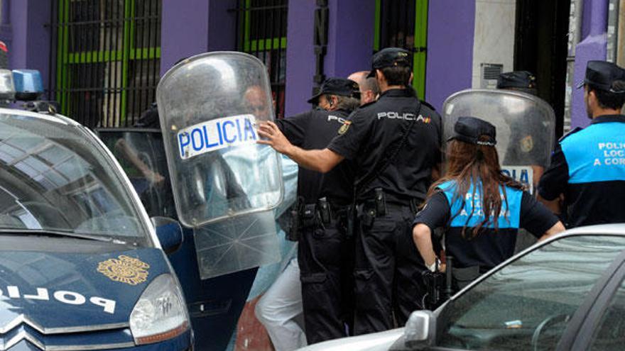 Detenido un hombre por matar a dos hijos de su pareja con la barra de una estantería