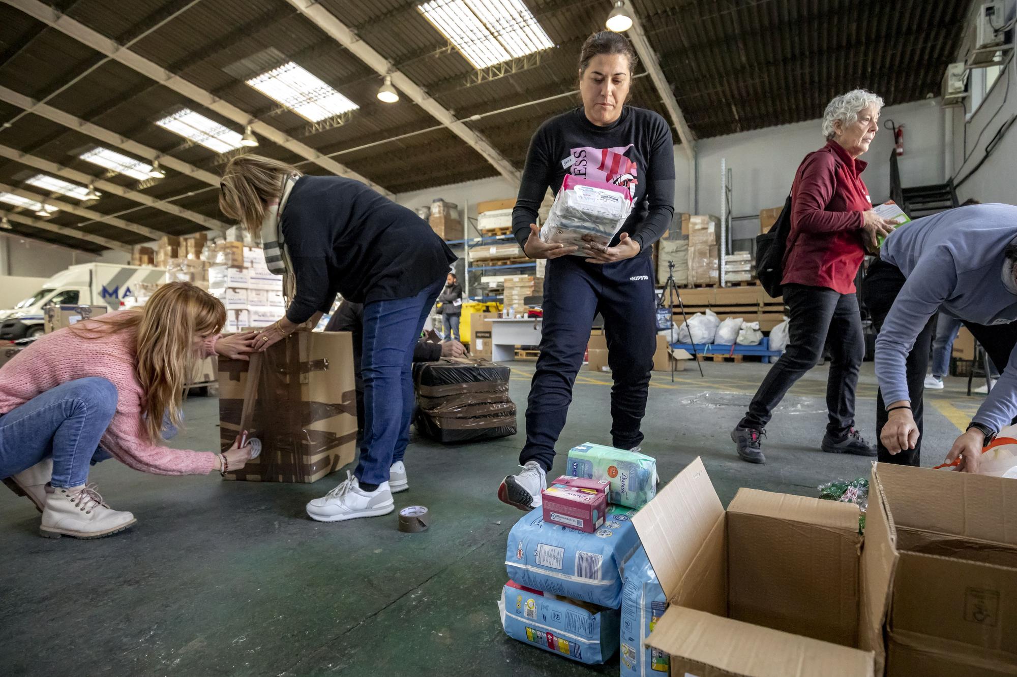 Voluntarias ayer empaquetando material para las víctimas de los terremotos.