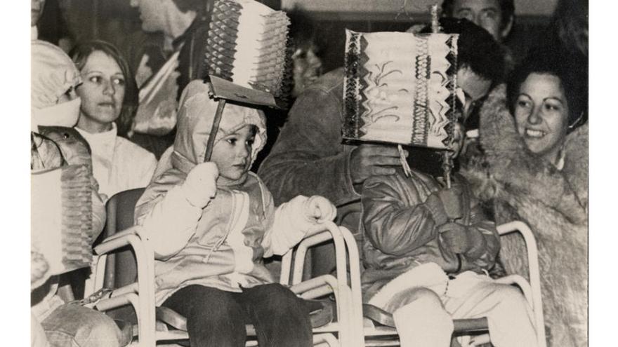 Infants amb fanalets asseguts a la Rambla cap a 1985.