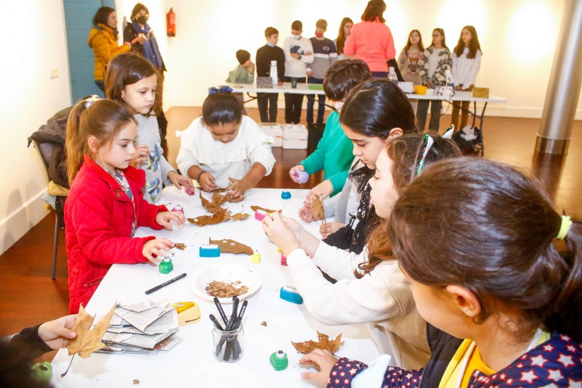 Los escolares experimentaron con hojas de árboles.