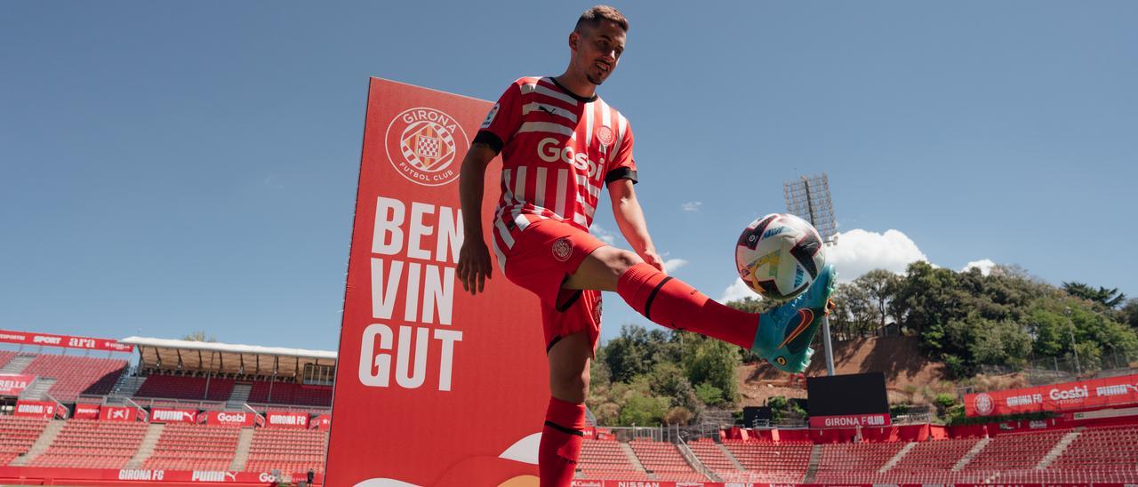 Javi Hernández fent tocs amb la pilota durant la seva presentació a Montilivi.