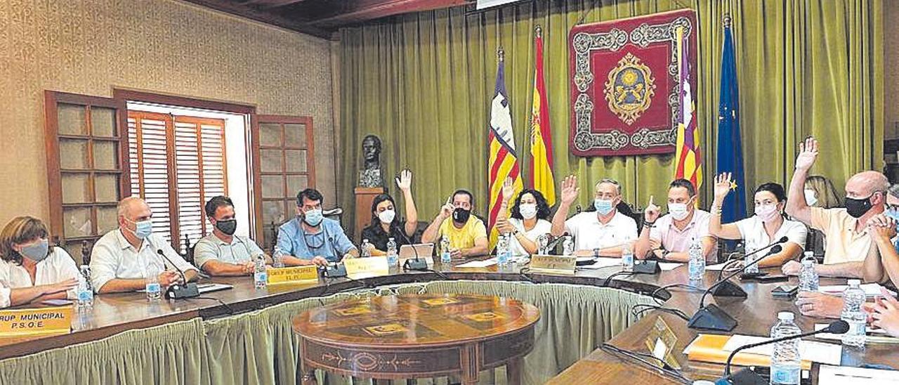 Los ediles del PP votan a favor del proyecto, ayer.