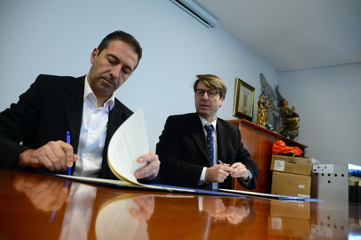 Villares y Corgos en el momento de la firma del convenio entre las dos consellerías.