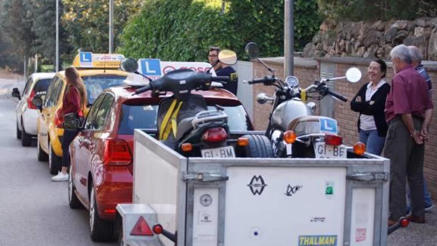 Alumnes i professors a les pistes de Montjuic esperant per fer exàmens, un dels dies de vaga.