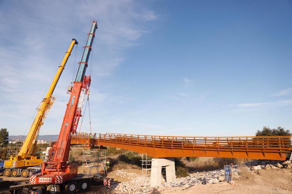 Comienzan a instalar la nueva pasarela de madera del Guadalhorce