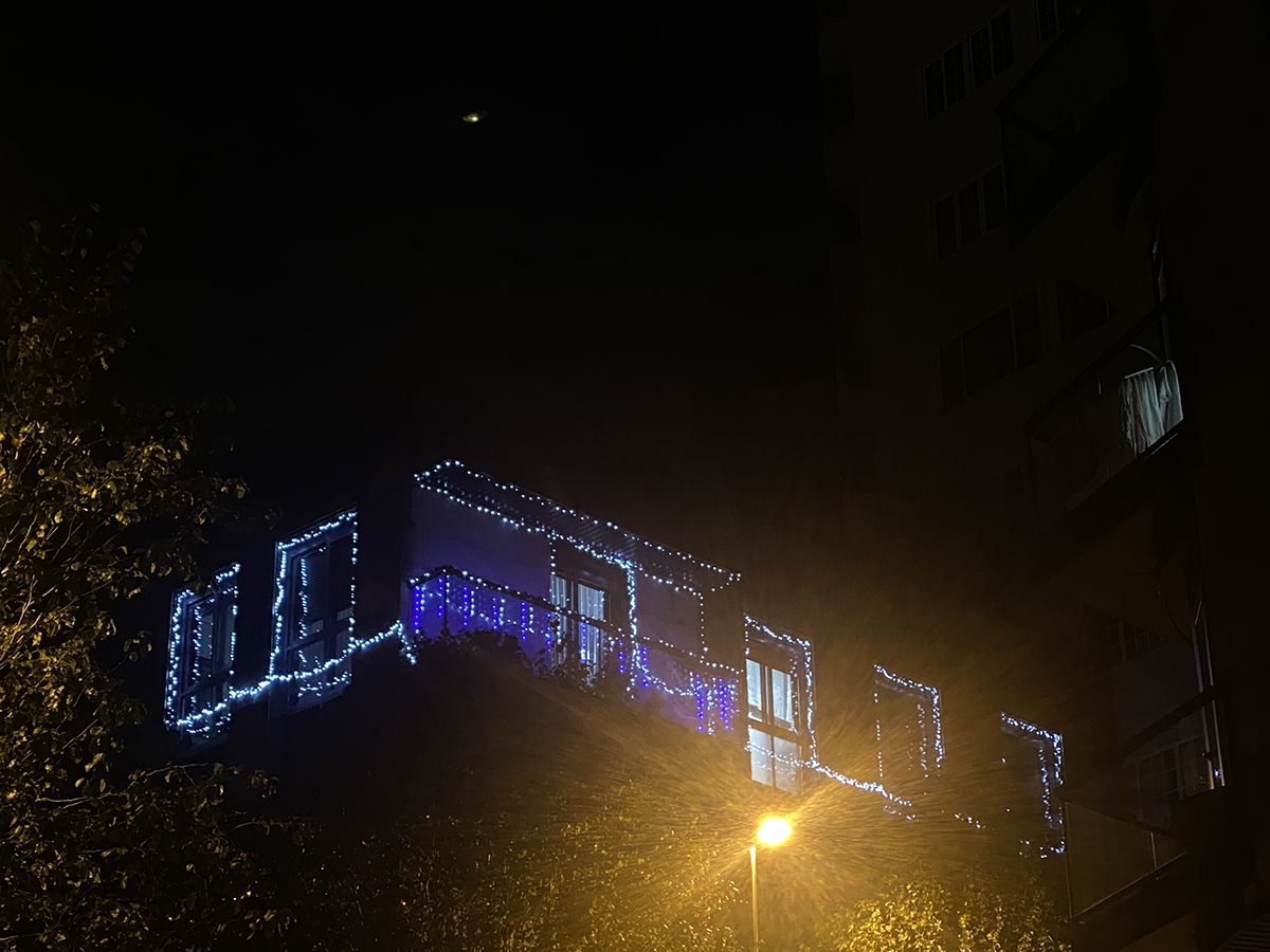 Navidad en Montecelo alto, desde años llevamos iluminando nuestra casa por navidad e iluminamos toda nuestra fachada desde principio a fin por todas las ventanas.