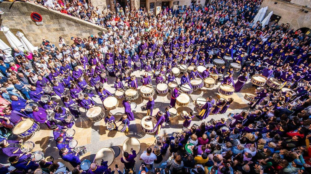 Tambores y bombos en Valderrobres, en la Semana Santa de 2023.