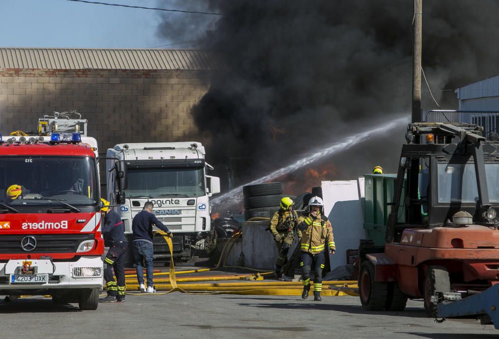 Más de 30 bomberos participan en la extinción del fuego