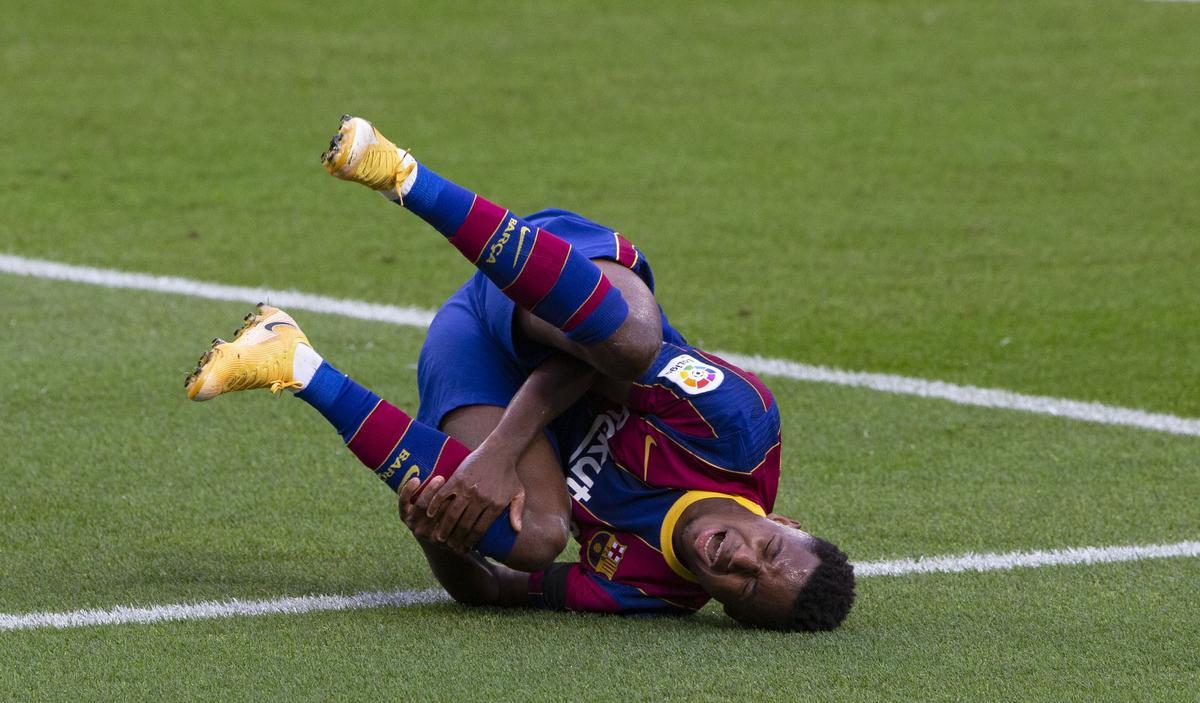 Ansu Fati sufrió una grave lesión de rodilla ante el Betis en el Camp Nou.