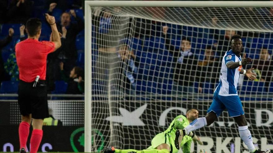 Caicedo observa al árbitro al anularle el gol por manos.