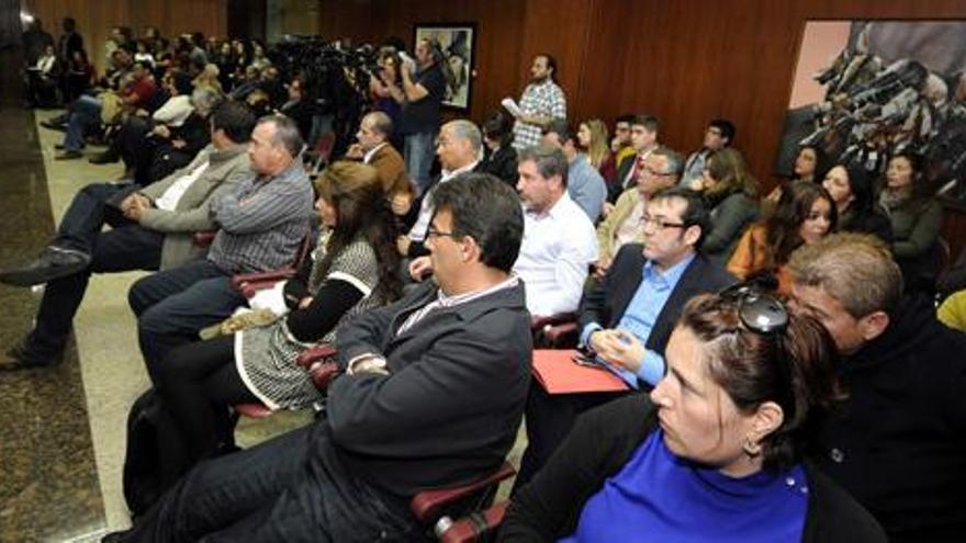 Público asistente al pleno  que se celebró en la tarde de ayer en el Cabildo de Lanzarote. i JAVIER FUENTES