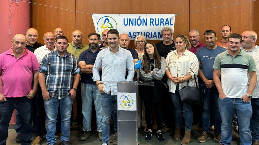 Miembros de la Unión Rural Asturiana (URA), ayer, tras conocer los resultados, con Borja Fernández en el centro. |