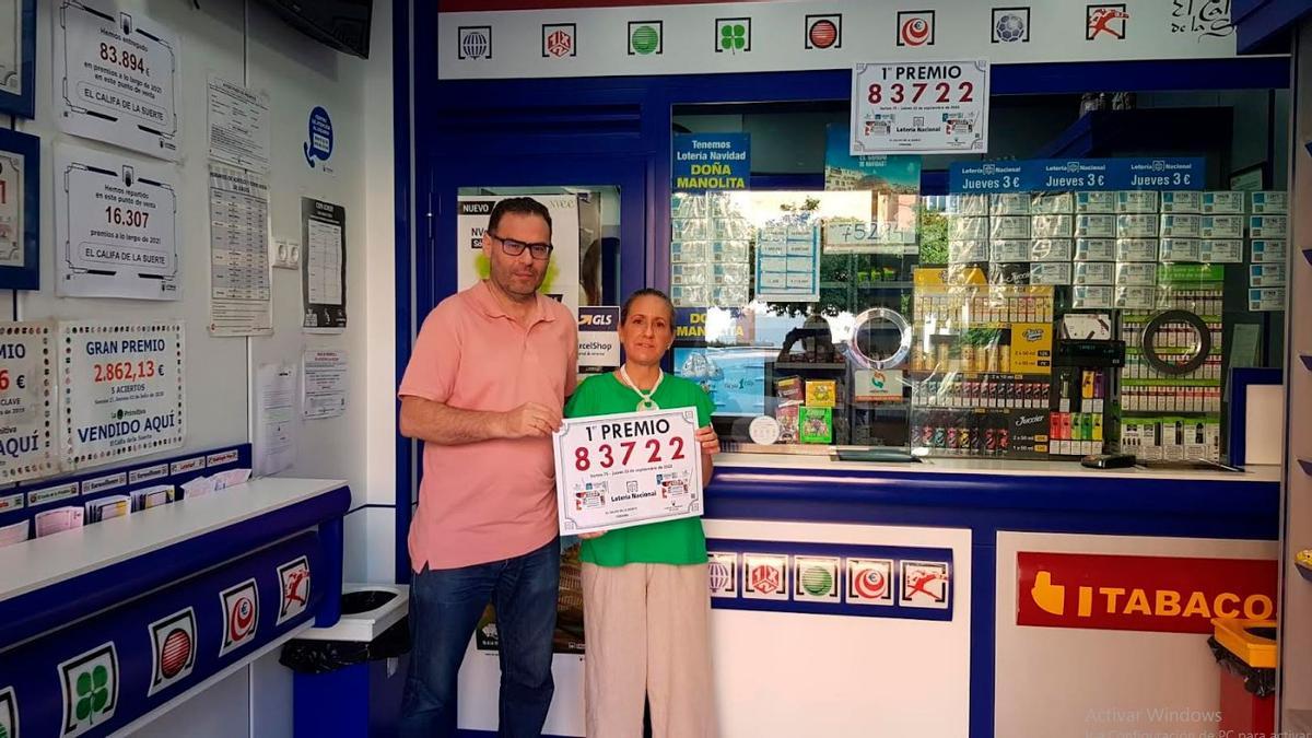 El matrimonio que regenta el estanco de la avenida 28 de Febrero donde se han repartido 180.000 euros del primer premio de la Lotería Nacional.