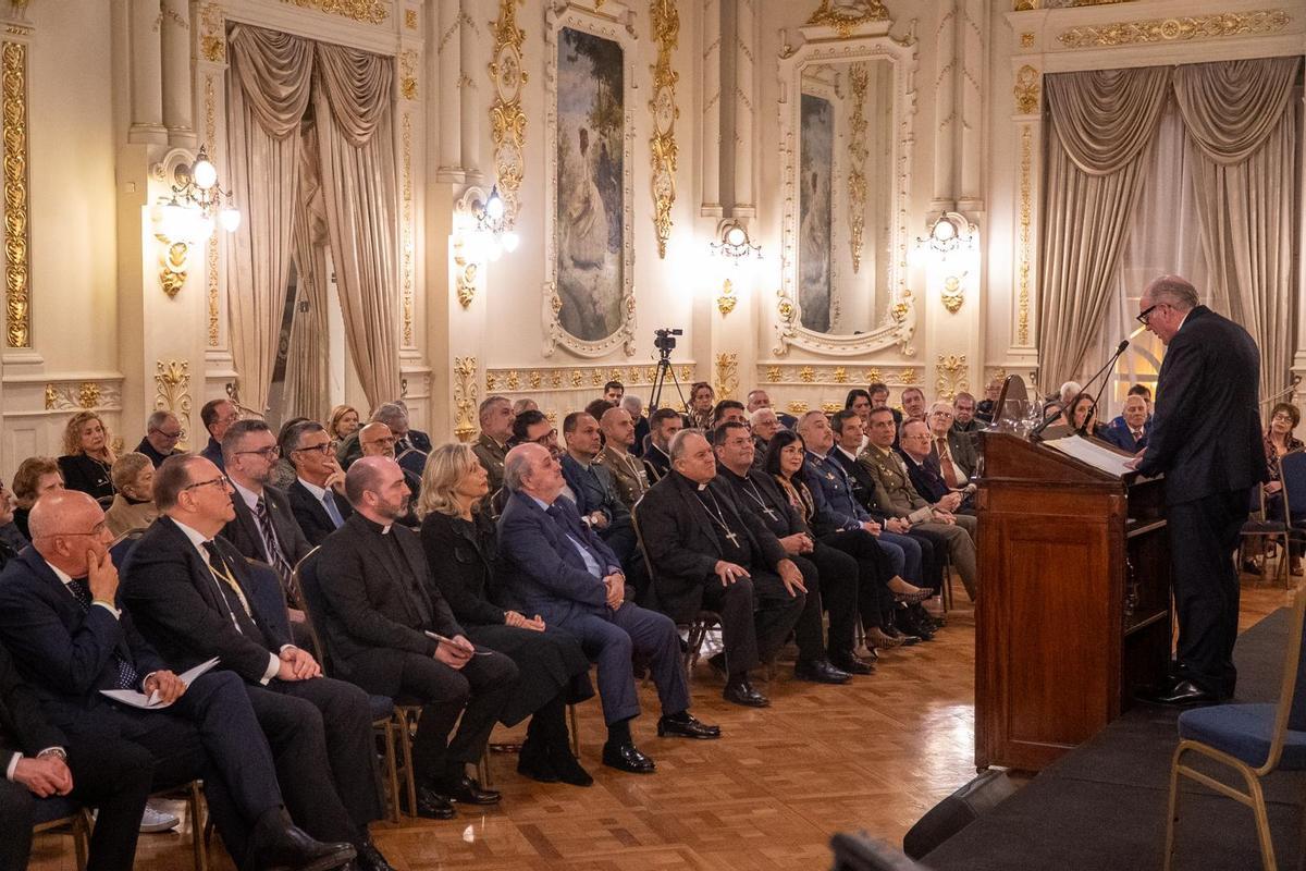 Autoridades civiles y eclesiásticas, en el Salón Dorado del Gabinete Literario, durante el pregón.